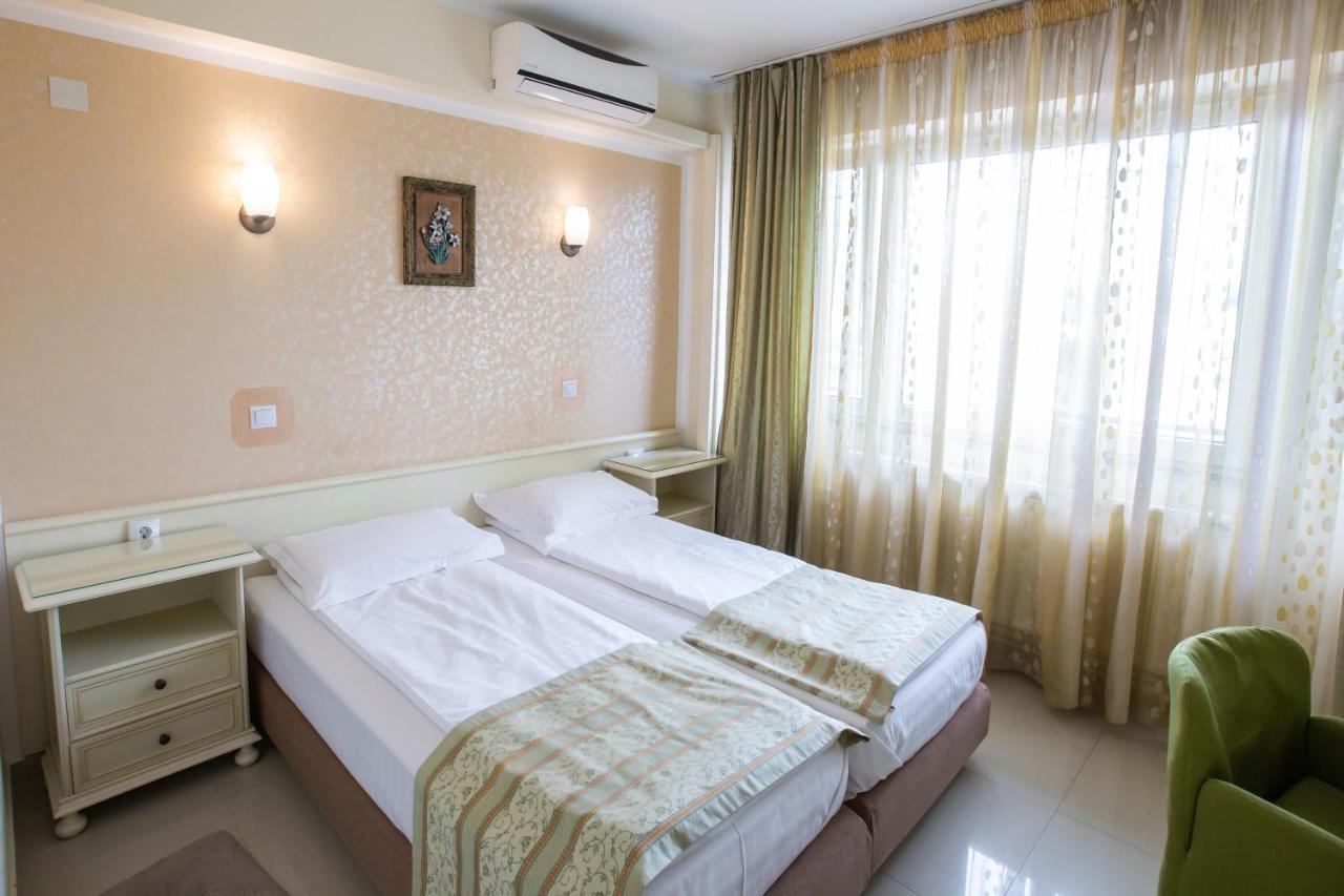 Hotel Seneca Бая Маре Екстериор снимка