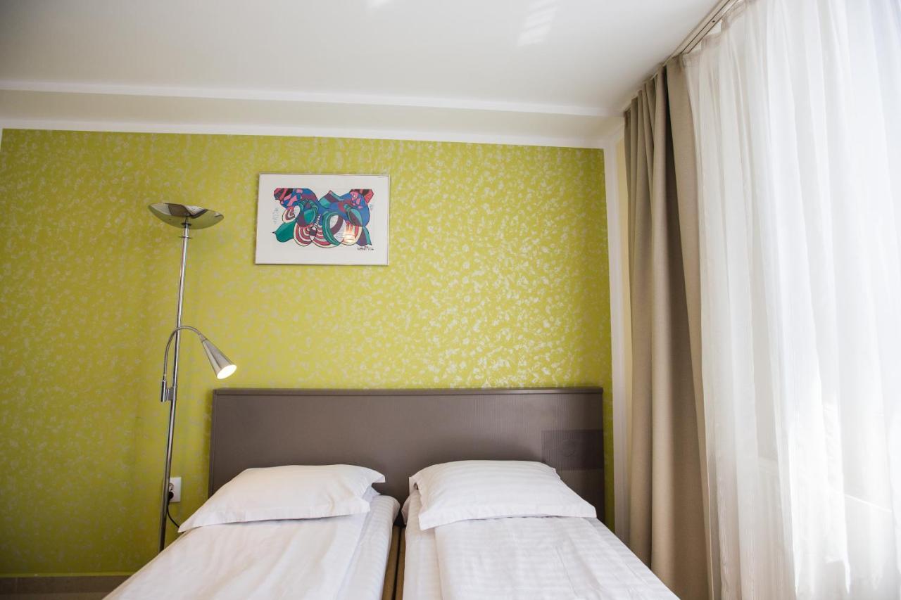 Hotel Seneca Бая Маре Екстериор снимка