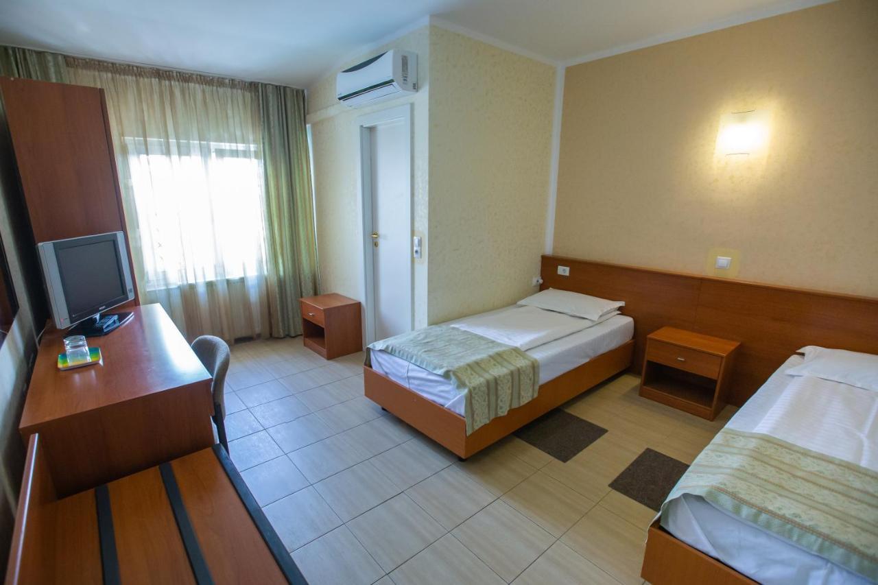 Hotel Seneca Бая Маре Екстериор снимка