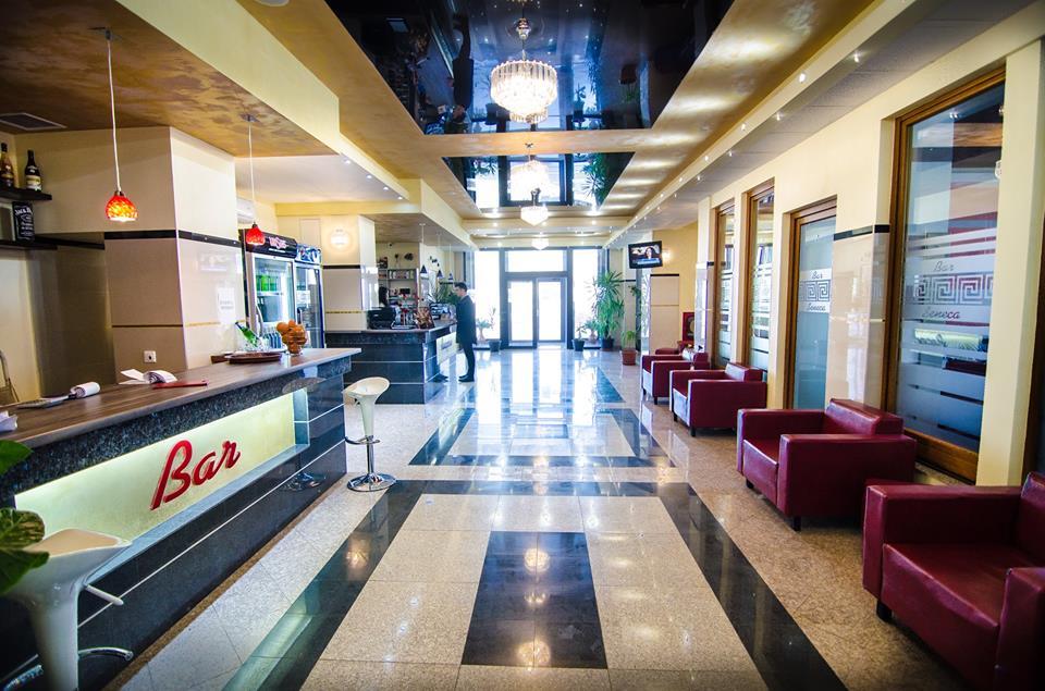 Hotel Seneca Бая Маре Екстериор снимка