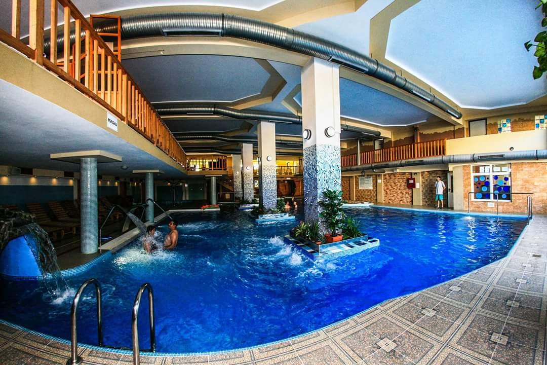 Hotel Seneca Бая Маре Екстериор снимка