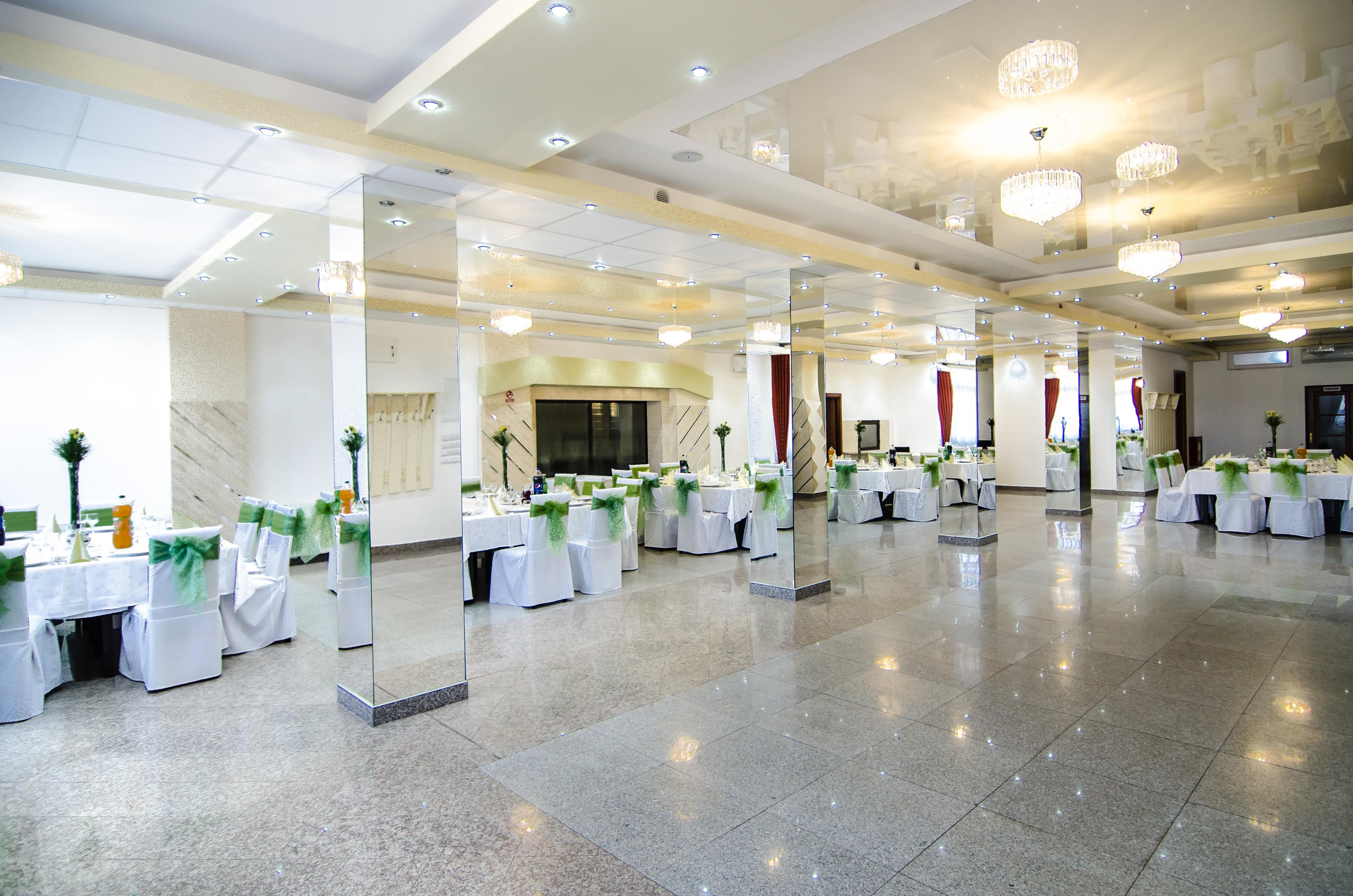 Hotel Seneca Бая Маре Екстериор снимка