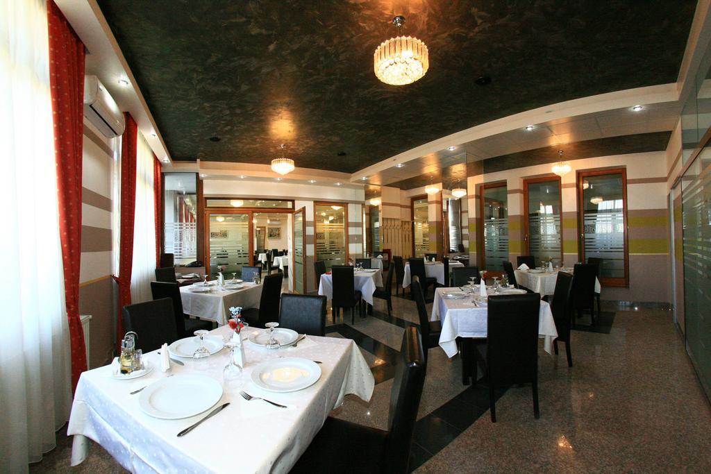 Hotel Seneca Бая Маре Екстериор снимка