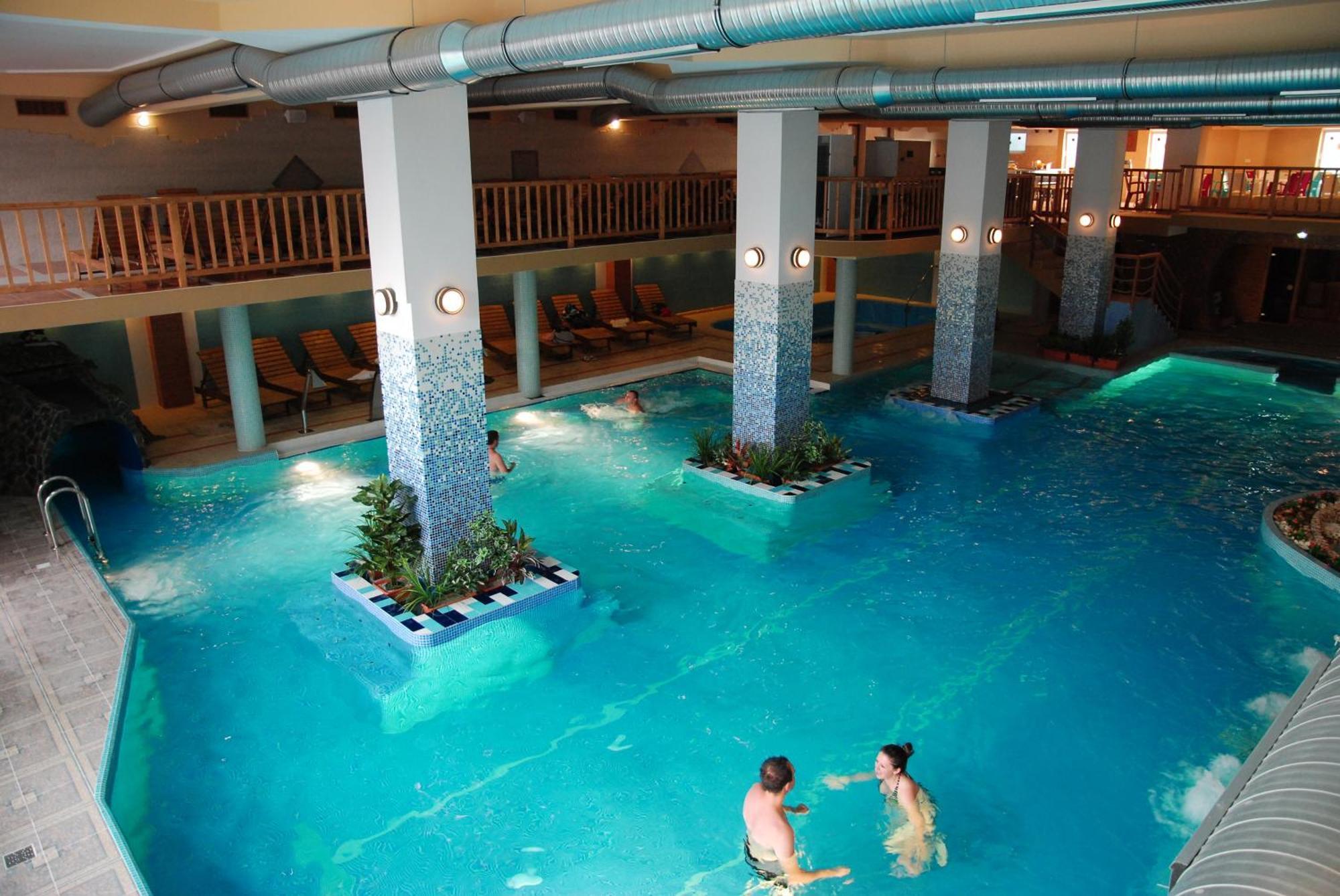 Hotel Seneca Бая Маре Екстериор снимка
