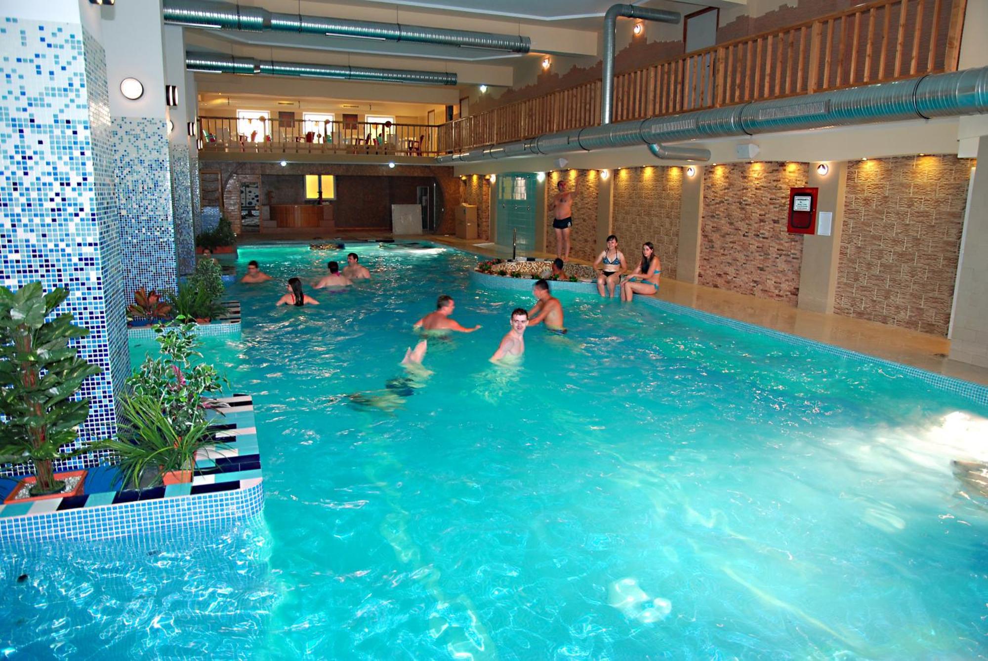Hotel Seneca Бая Маре Екстериор снимка