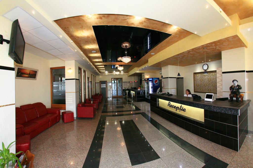 Hotel Seneca Бая Маре Екстериор снимка