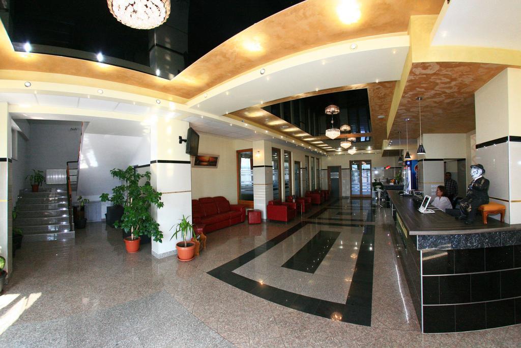 Hotel Seneca Бая Маре Екстериор снимка
