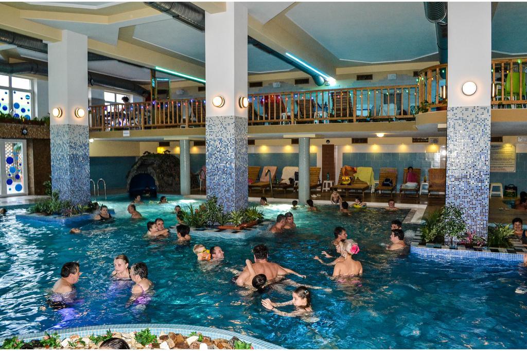 Hotel Seneca Бая Маре Екстериор снимка