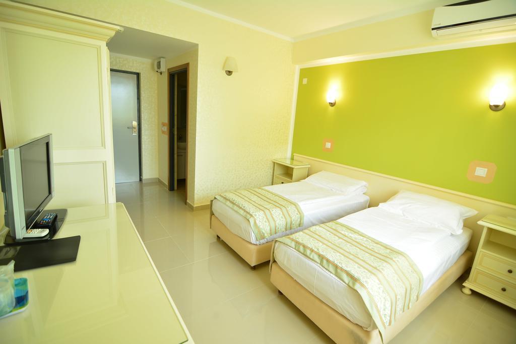 Hotel Seneca Бая Маре Екстериор снимка