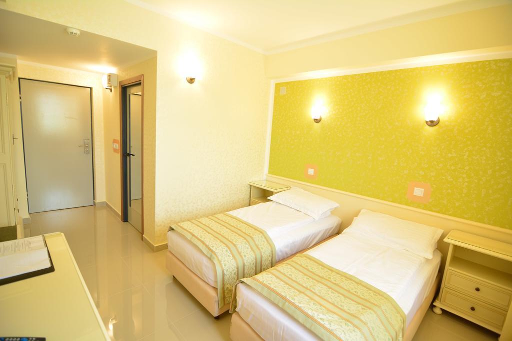 Hotel Seneca Бая Маре Екстериор снимка