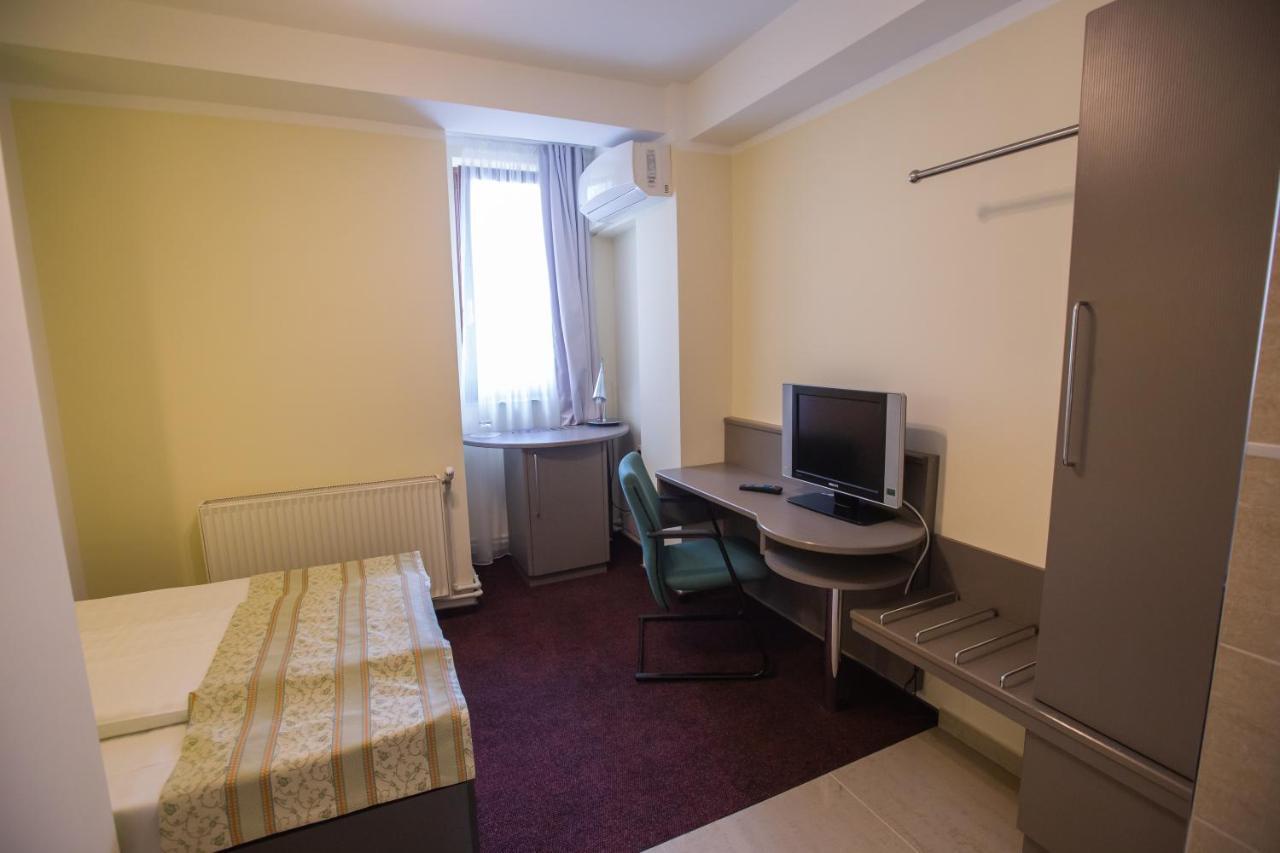 Hotel Seneca Бая Маре Екстериор снимка